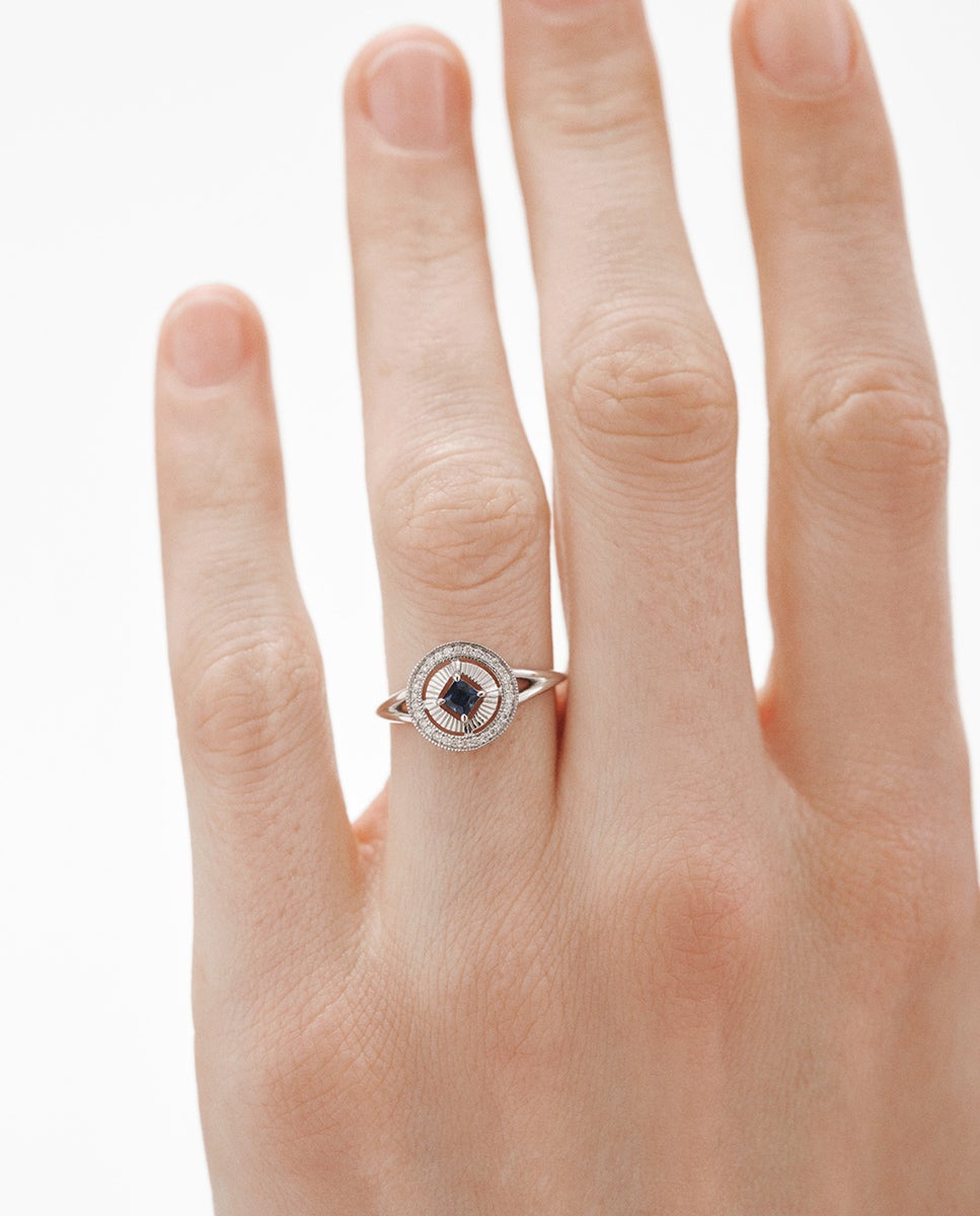 Anel de Ouro Branco de 18k com Diamantes em Lapidação Brilhante e Safira Azul em Lapidação Princesa Azul-2
