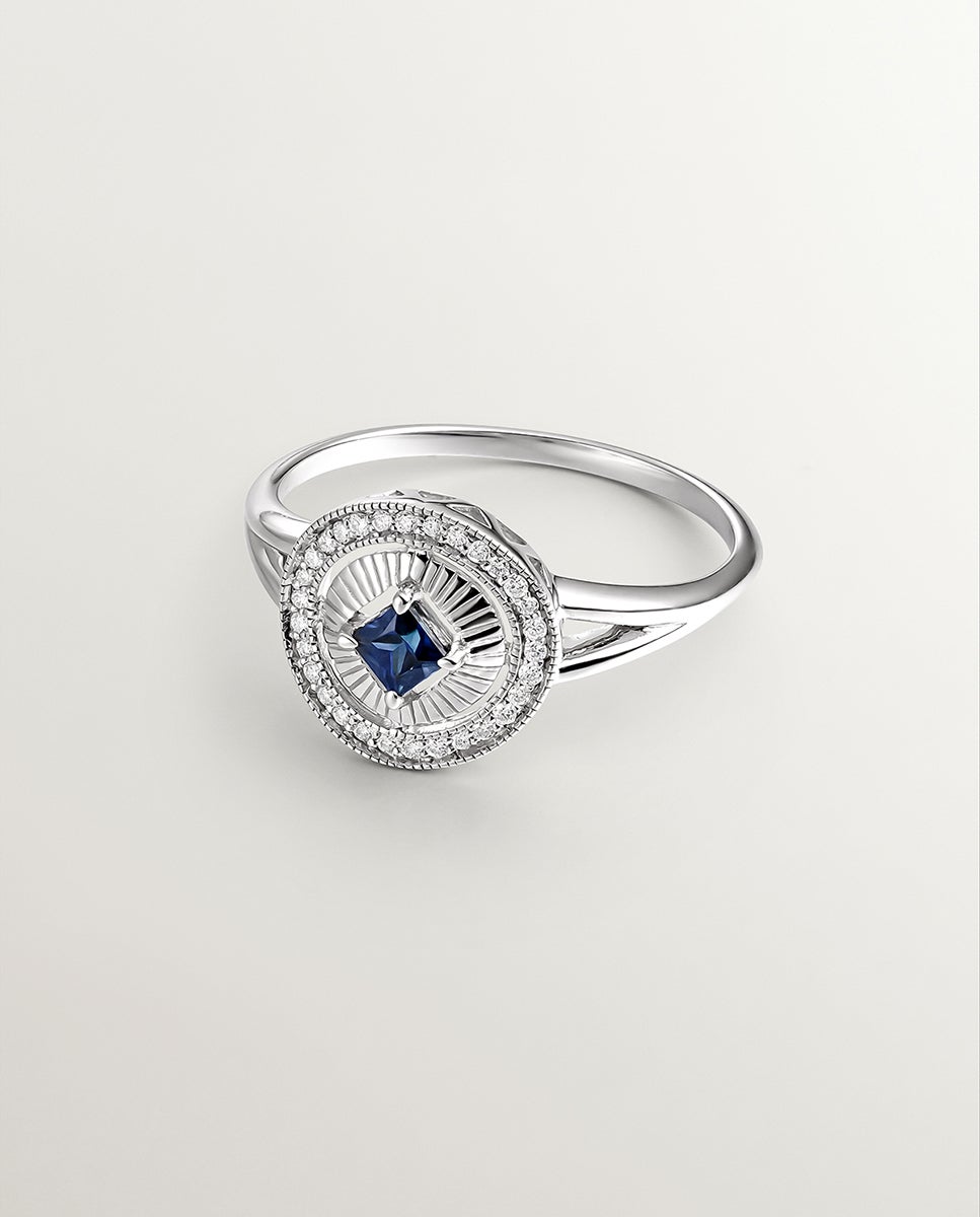 Anel de Ouro Branco de 18k com Diamantes em Lapidação Brilhante e Safira Azul em Lapidação Princesa Azul-3