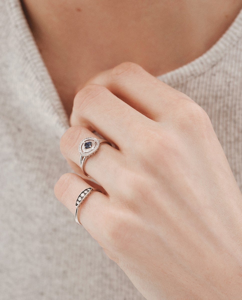 Anel de Ouro Branco de 18k com Diamantes em Lapidação Brilhante e Safira Azul em Lapidação Princesa Azul-6