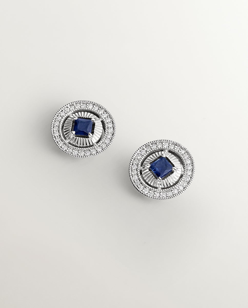 Brincos de Ouro Branco 18k com Diamantes em Tamanho Brilhante e Safiras Azuis em Tamanho Princesa Azul-3