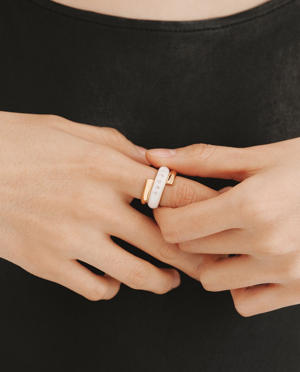Anel de Prata 925 Banhada em Ouro Amarelo de 18k com Esmalte Branco e Zirconitas Suspensas em Resina Branco-2