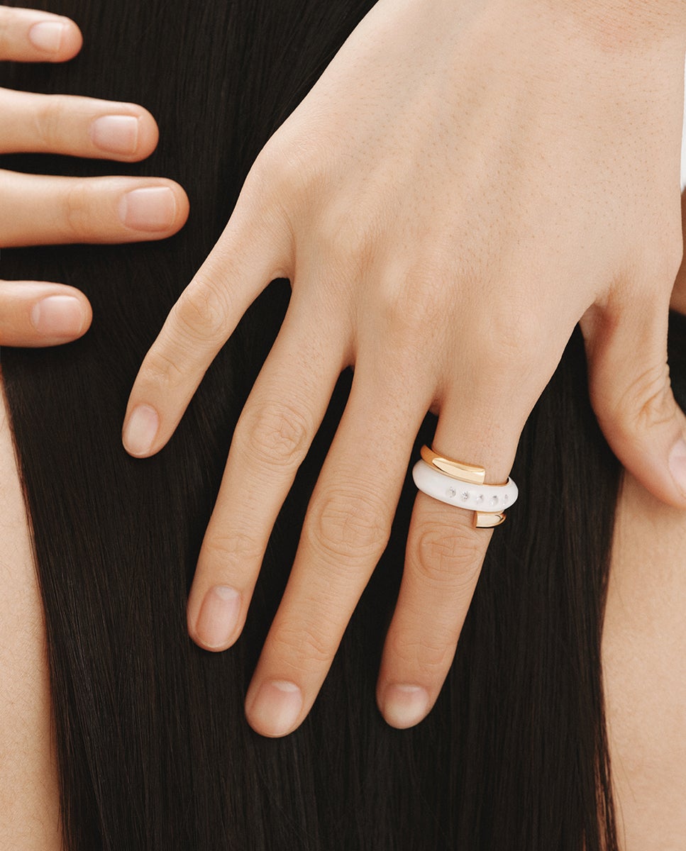 Anel de Prata 925 Banhada em Ouro Amarelo de 18k com Esmalte Branco e Zirconitas Suspensas em Resina Branco-4