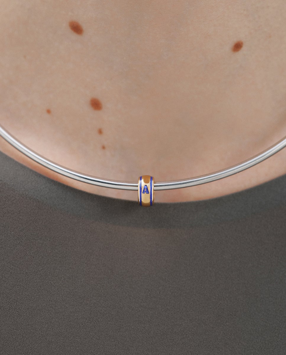 Charm com Inicial a de Prata 925 Banhada em Ouro Amarelo de 18k e Esmalte Azul com Forma Circular Azul-2