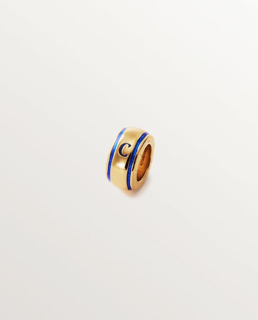 Imagem 0 de Charm com Inicial C de Prata 925 Banhada em Ouro Amarelo de 18k e Esmalte Azul com Forma Circular