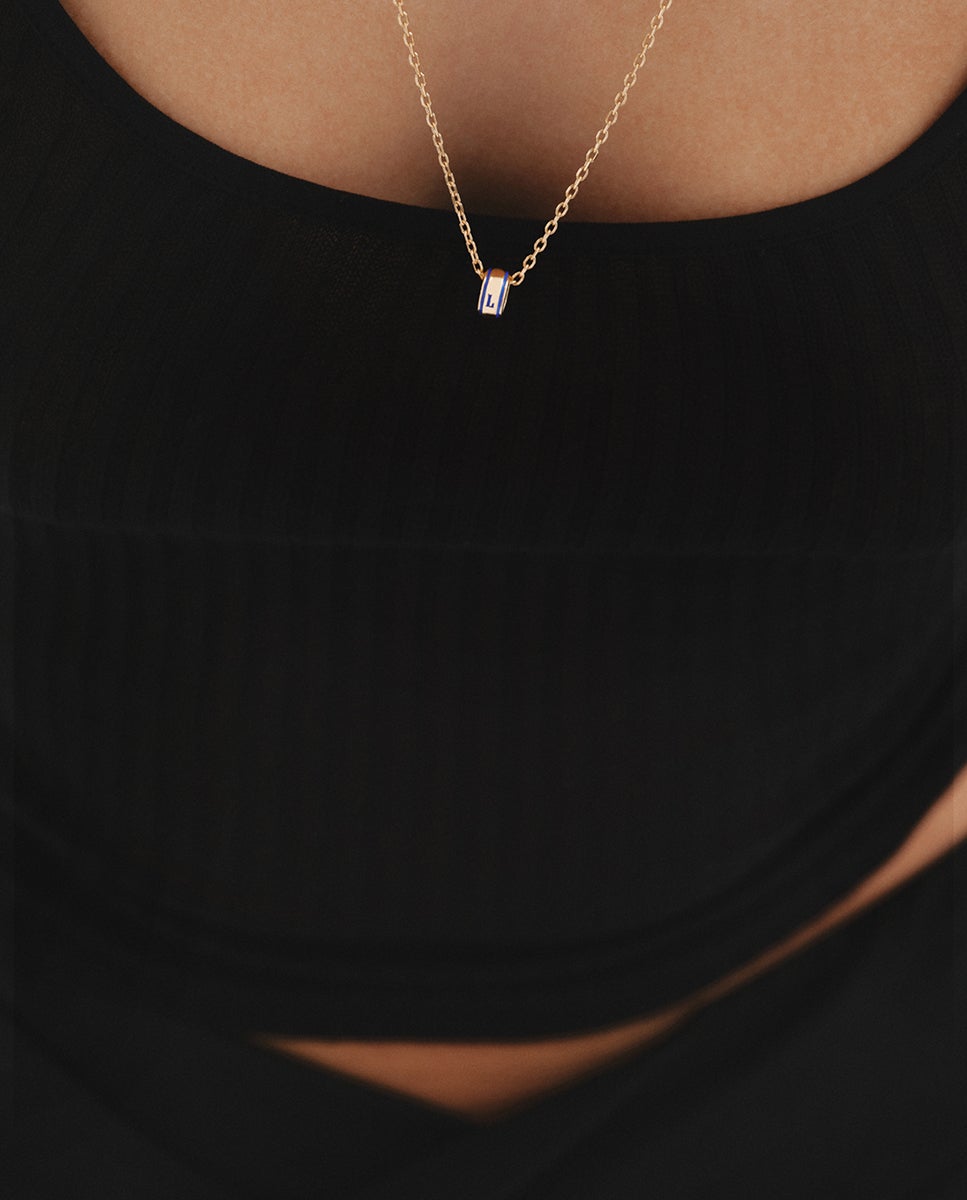 Charm com Inicial L de Prata 925 Banhada em Ouro Amarelo de 18k e Esmalte Azul com Forma Circular Azul-2