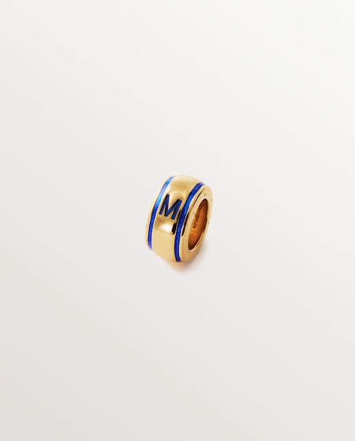 Imagem 0 de Charm com Inicial M de Prata 925 Banhada em Ouro Amarelo de 18k e Esmalte Azul com Forma Circular