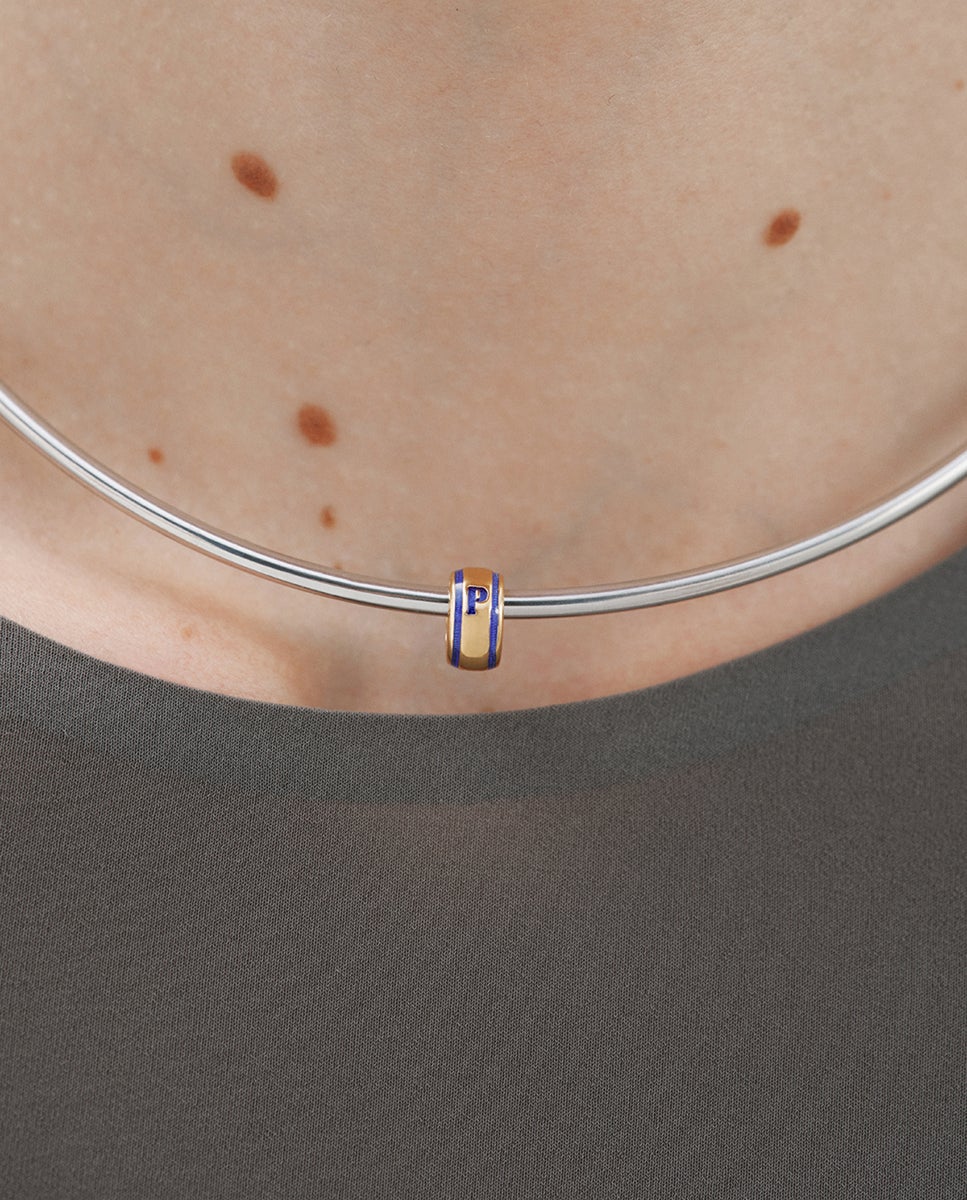 Charm com Inicial P de Prata 925 Banhada em Ouro Amarelo de 18k e Esmalte Azul com Forma Circular Azul-2