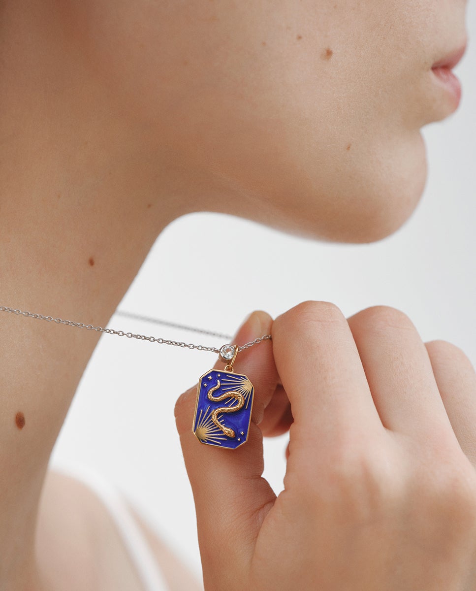 Charm de Prata 925 Banhada em Ouro de 18k e Esmalte Azul com Motivo de Serpente Azul-2
