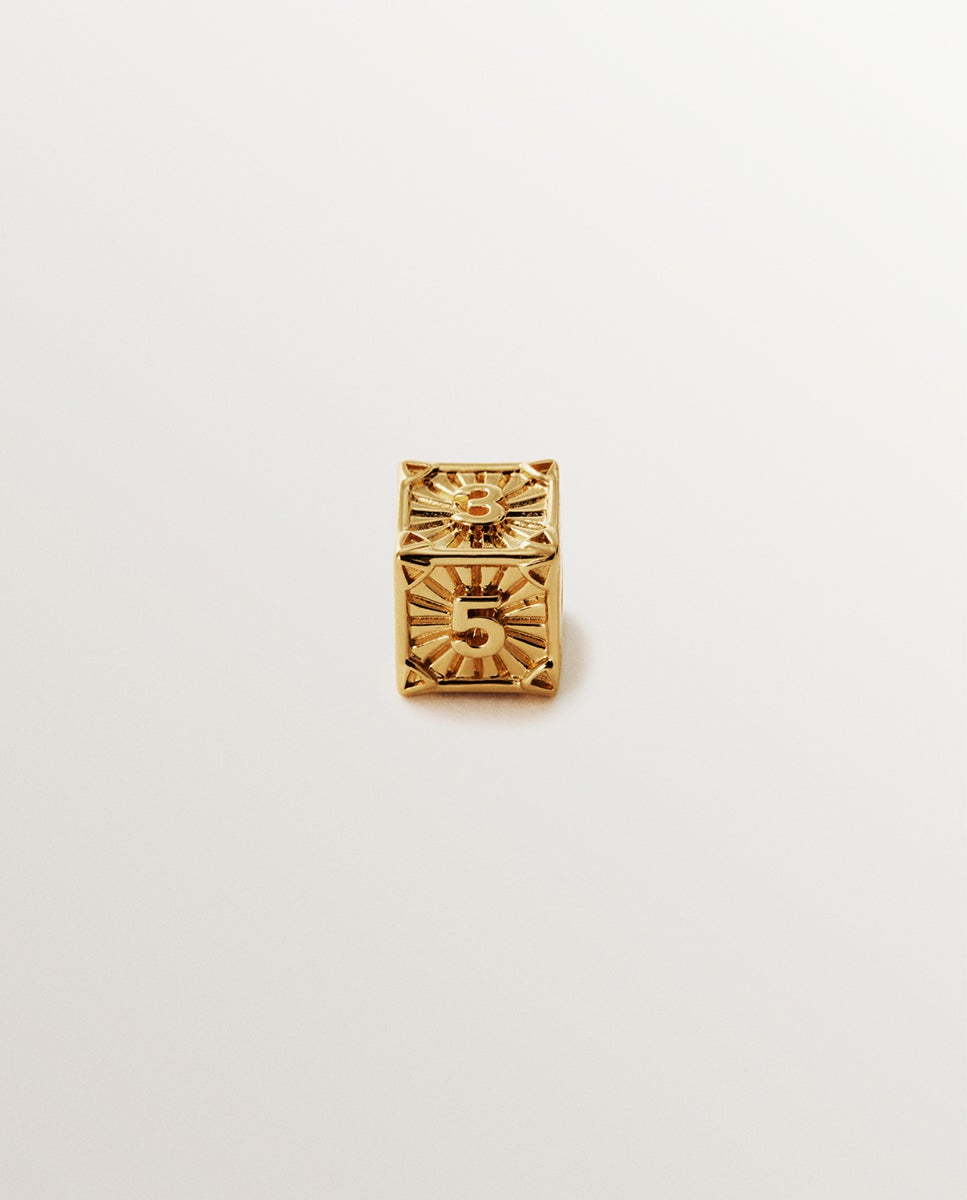 Charm de Prata 925 Banhada em Ouro de 18k com Forma de Cubo com Números Ímpares Ouro-3