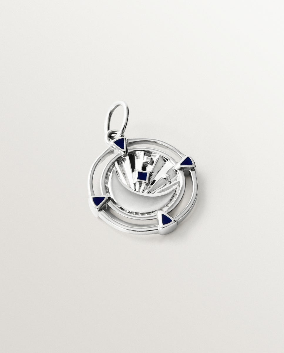 Imagem 0 de Charm de Prata 925 com Detalhe de Esmalte Preto e Forma de Medalha