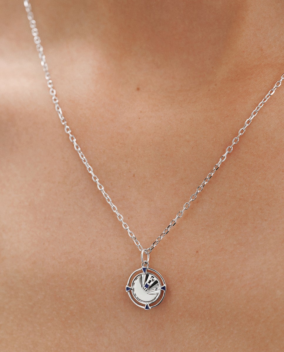 Charm de Prata 925 com Detalhe de Esmalte Preto e Forma de Medalha Preto-2