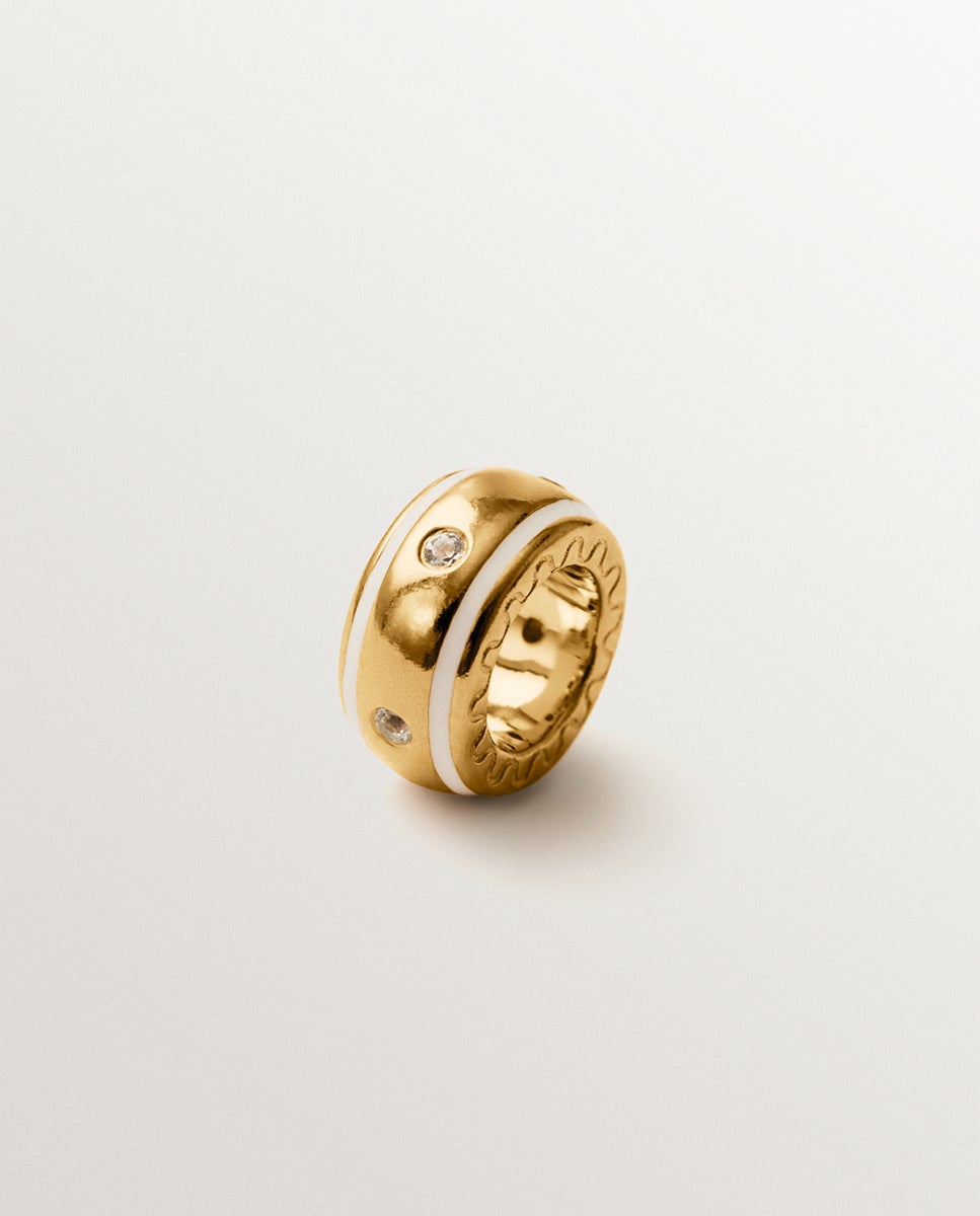 Imagem 0 de Charm de Prata 925 Banhada em Ouro Amarelo de 18k com Topázios Brancos e Esmalte Branco com Forma Circular