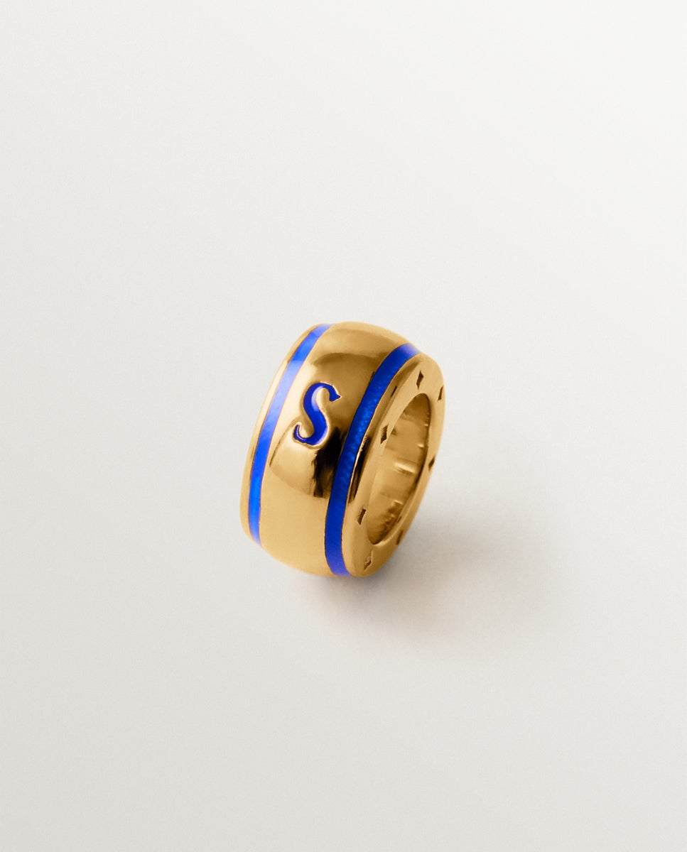 Charm com Inicial S de Prata 925 Banhada em Ouro Amarelo de 18k e Esmalte Azul com Forma Circular Azul-1