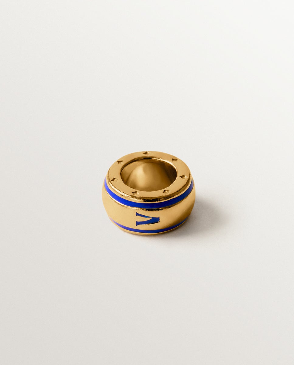 Charm com Inicial V de Prata 925 Banhada em Ouro Amarelo de 18k e Esmalte Azul com Forma Circular Azul-2