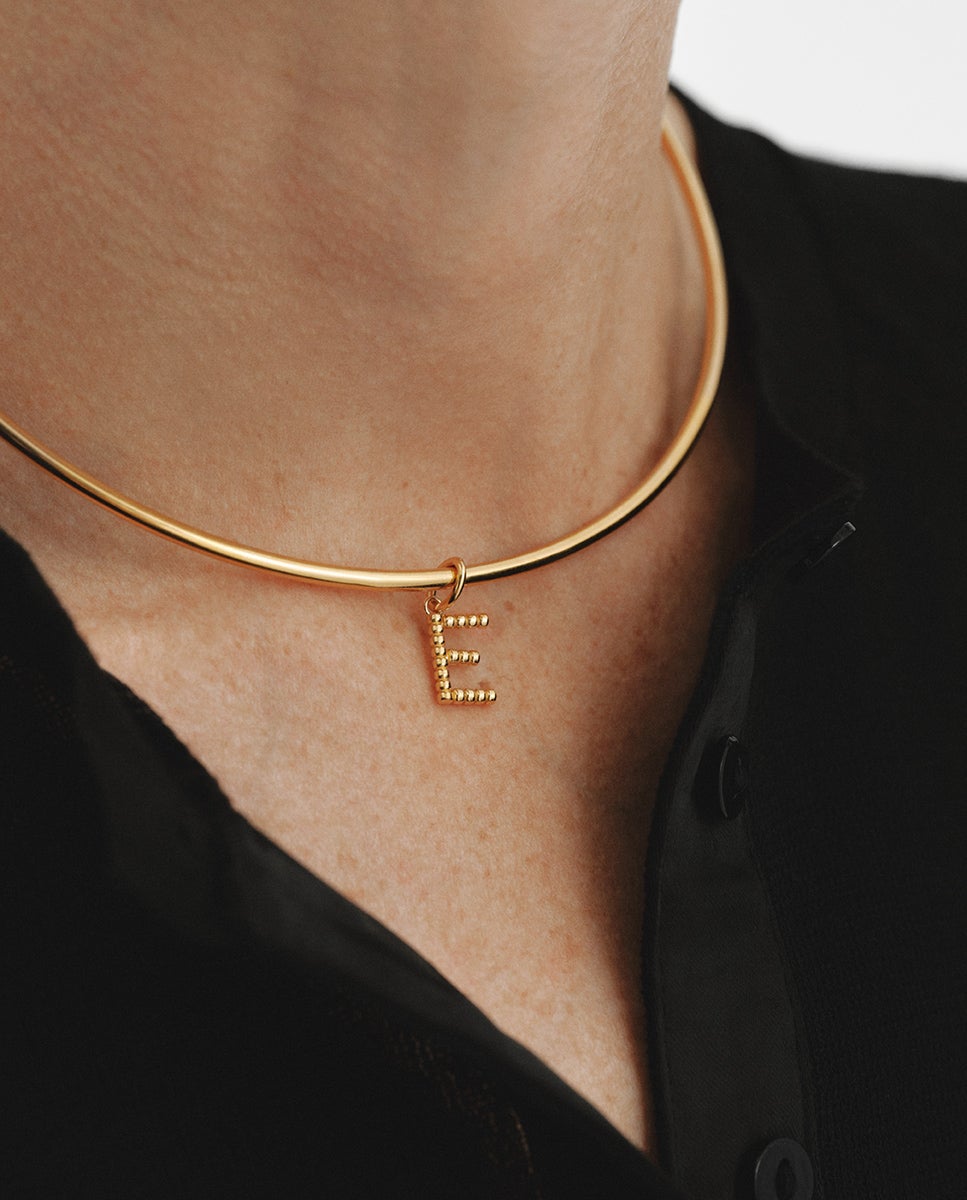 Charm de Prata 925 Banhada em Ouro Amarelo de 18k com Letra e e Motivos de Esferas Ouro-2