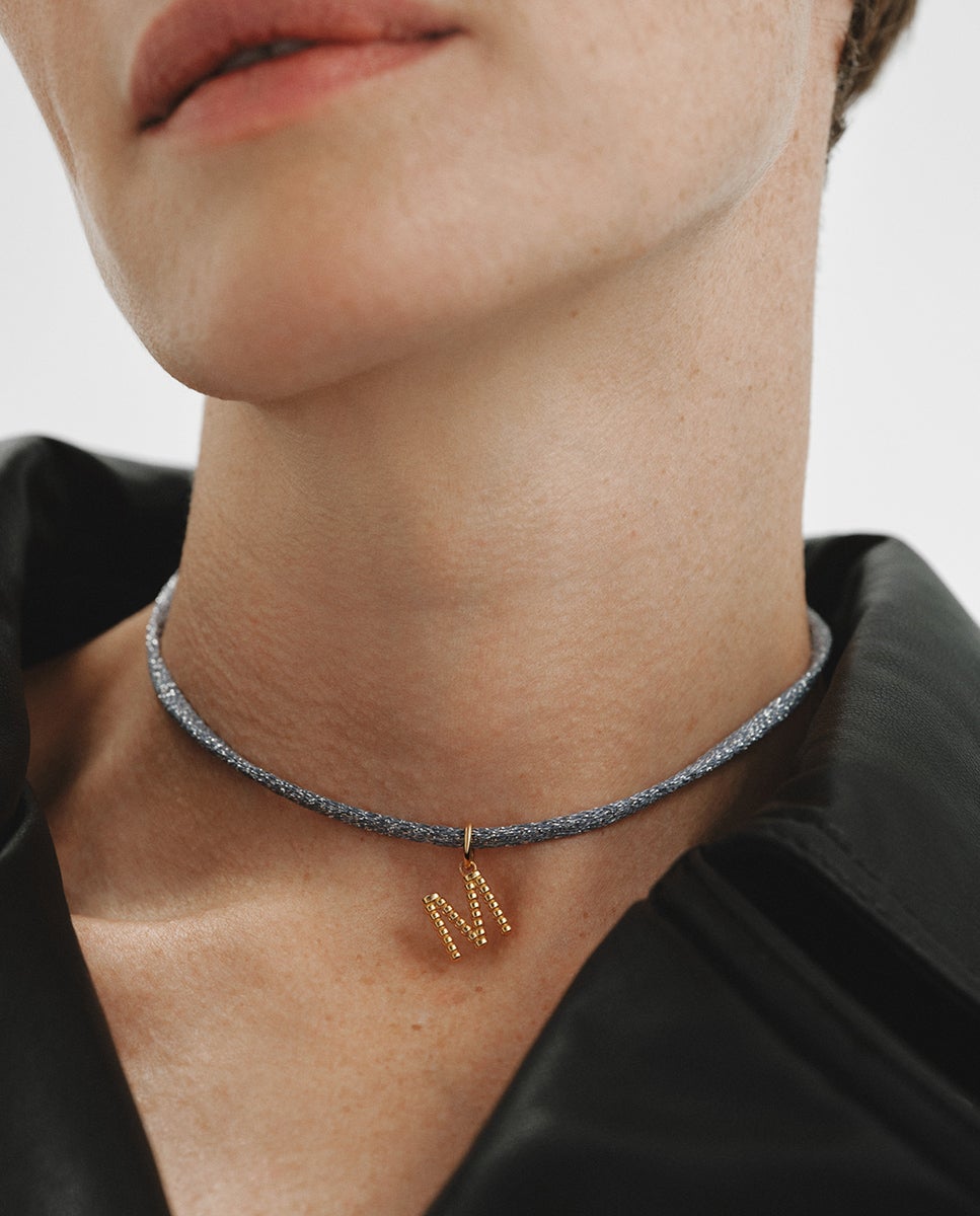 Charm de Prata 925 Banhada em Ouro Amarelo de 18k com Letra M e Motivos de Esferas Ouro-2