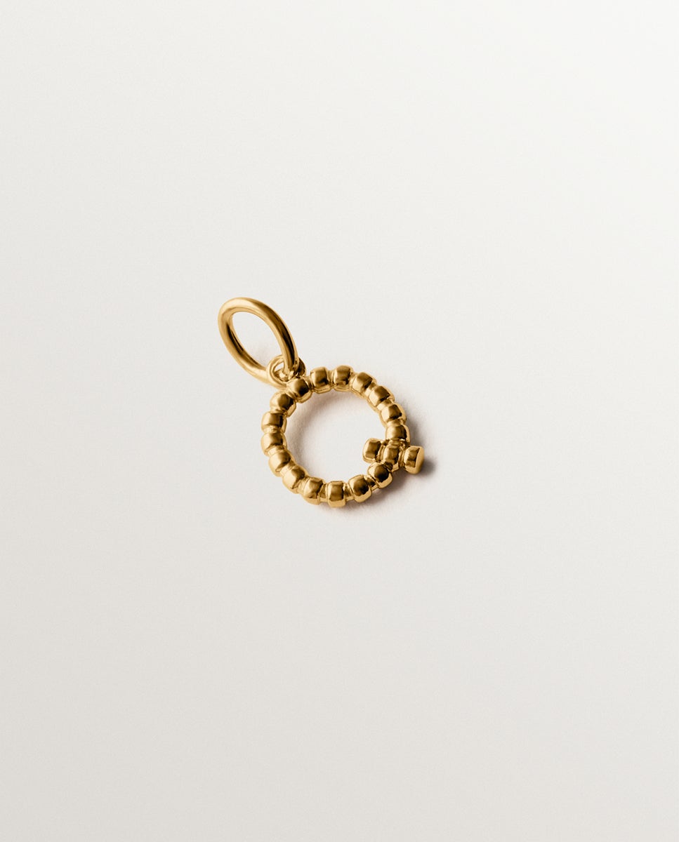 Imagem 0 de Charm de Prata 925 Banhada em Ouro Amarelo de 18k com Letra Q e Motivos de Esferas