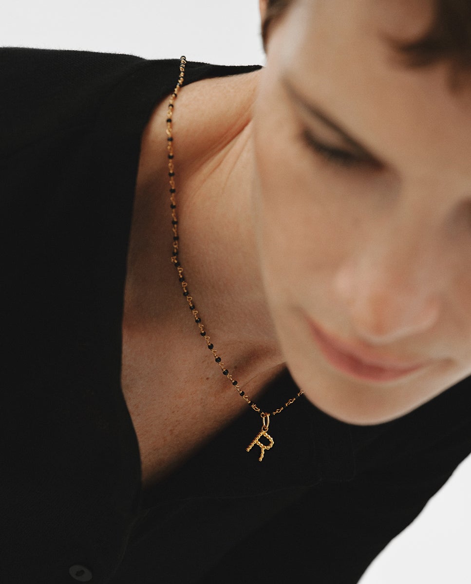 Charm de Prata 925 Banhada em Ouro Amarelo de 18k com Letra R e Motivos de Esferas Ouro-2