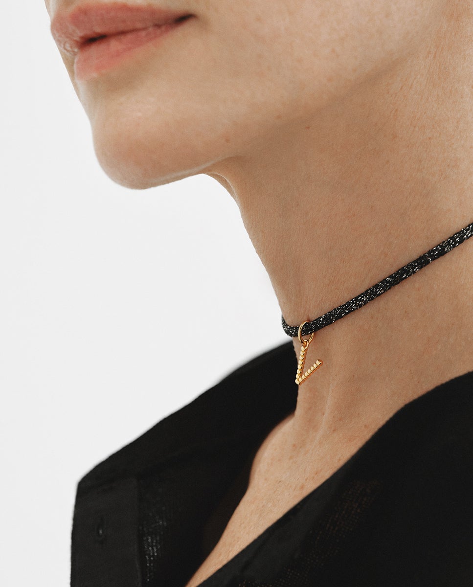 Charm de Prata 925 Banhada em Ouro Amarelo de 18k com Letra V e Motivos de Esferas Ouro-2