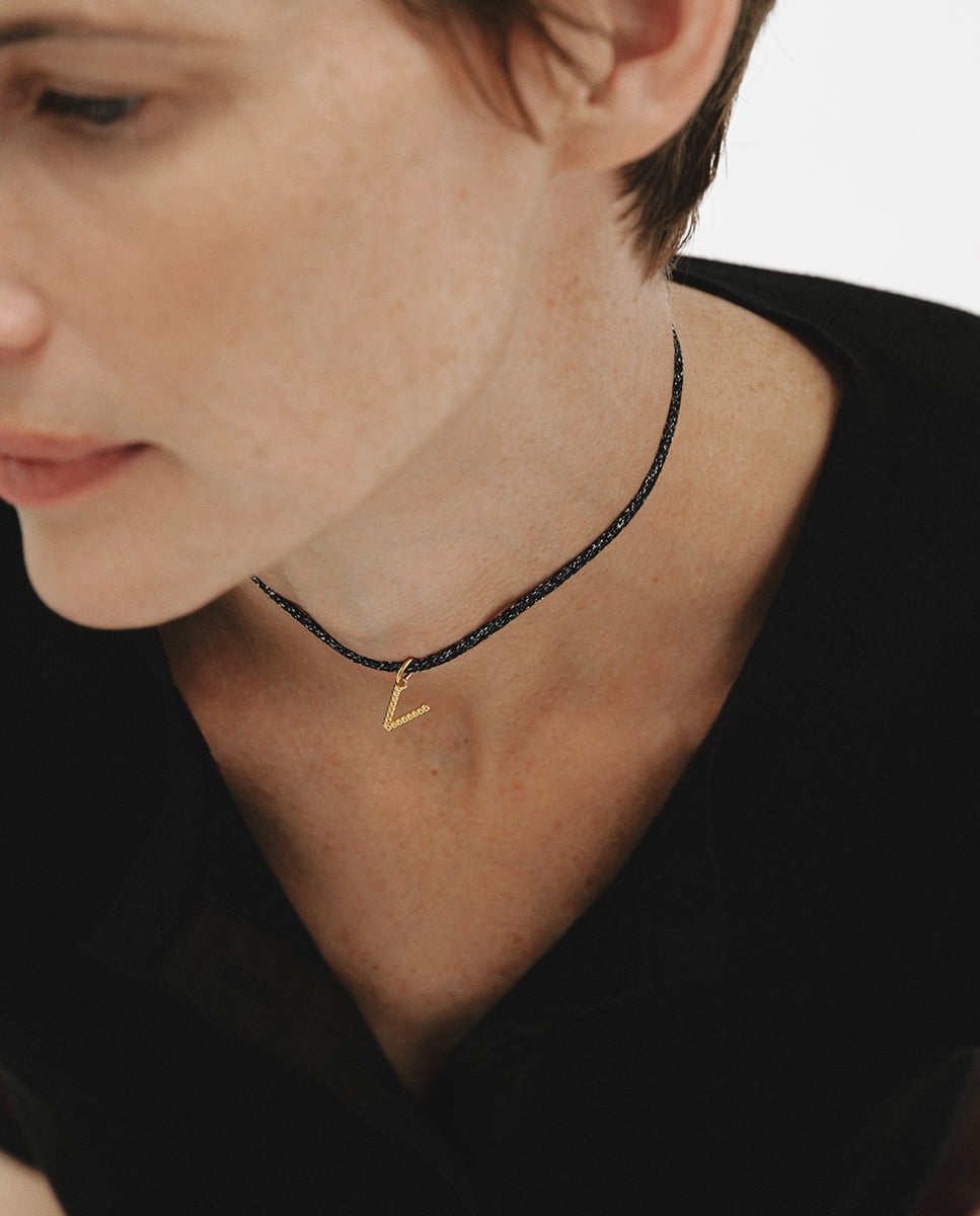 Charm de Prata 925 Banhada em Ouro Amarelo de 18k com Letra V e Motivos de Esferas Ouro-4