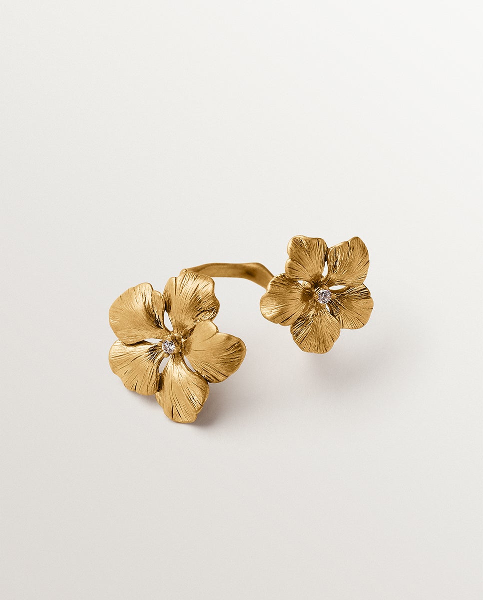 Anel Aberto Banhado em Ouro Amarelo com Cristais e Motivo de Flor Branco-2