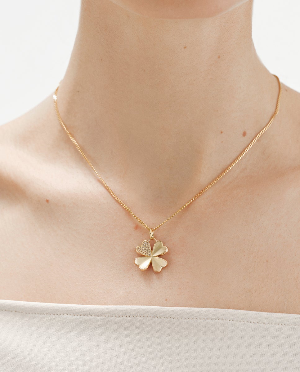 Charm de Prata 925 Banhada em Ouro Amarelo de 18k com Topázios Brancos e Forma de Trevo Transparente-2