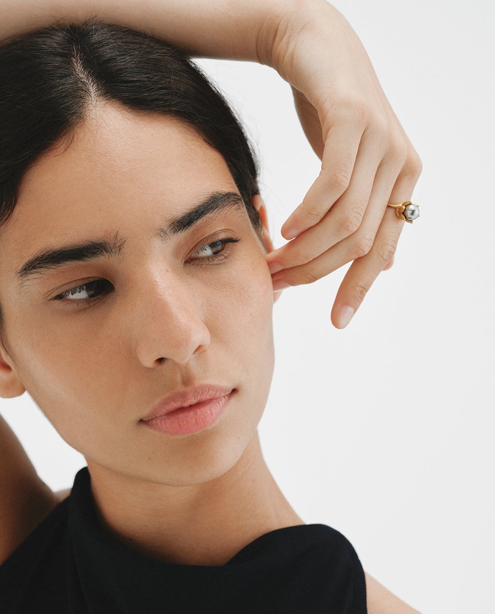 Anel Banhado a Ouro Amarelo de 18k, Pérola Cinzenta e Motivo Floral Prateado-2