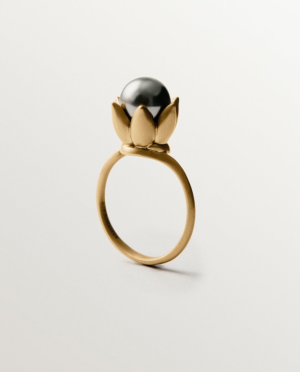 Anel Banhado a Ouro Amarelo de 18k, Pérola Cinzenta e Motivo Floral Prateado-5
