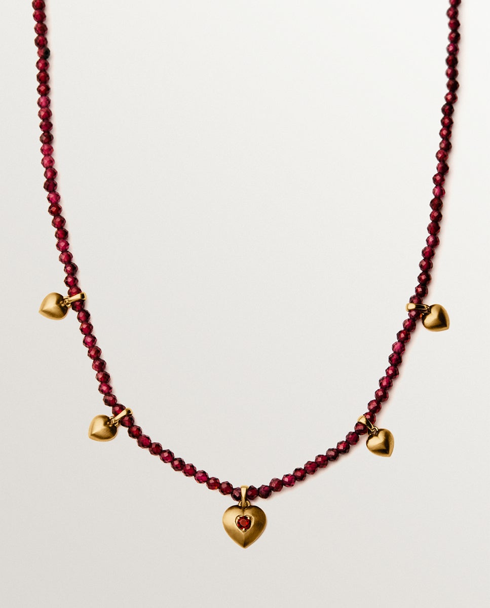 Imagem 0 de Corrente com Pendentes de Prata Banhada em Ouro Amarelo de 18k com Contas de Granadas e Motivos de Coração