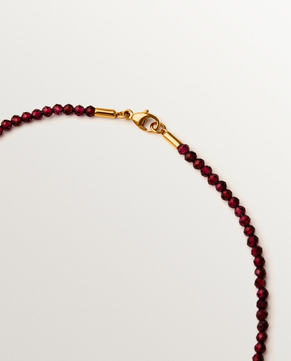 Corrente com Pendentes de Prata Banhada em Ouro Amarelo de 18k com Contas de Granadas e Motivos de Coração Grená-7