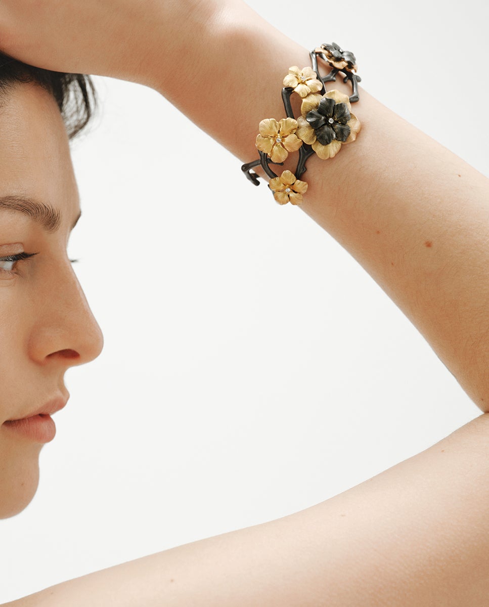 Pulseira Rígida Bicolor Banhada em Ouro Amarelo com Cristais e Motivo de Flor Dourado-2