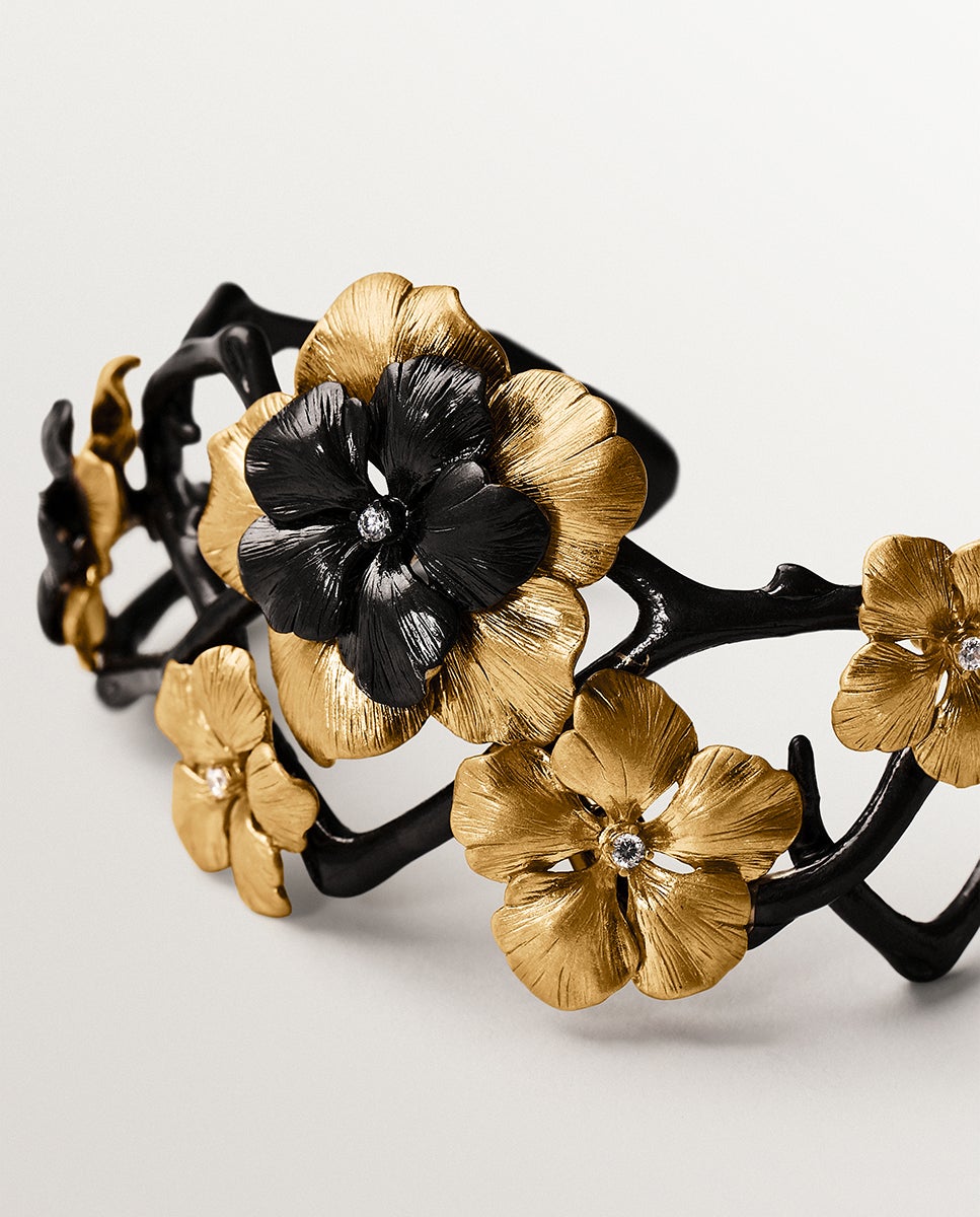 Pulseira Rígida Bicolor Banhada em Ouro Amarelo com Cristais e Motivo de Flor Dourado-5