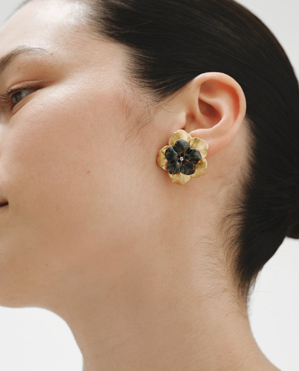 Brincos Bicolor de Botão Banhado em Ouro Amarelo com Cristal e Forma de Flor Preto-2