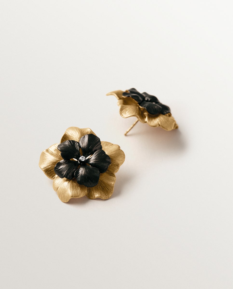 Brincos Bicolor de Botão Banhado em Ouro Amarelo com Cristal e Forma de Flor Preto-3