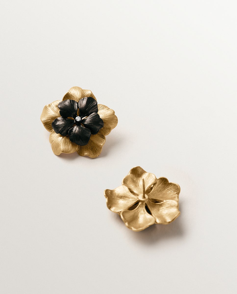 Brincos Bicolor de Botão Banhado em Ouro Amarelo com Cristal e Forma de Flor Preto-5