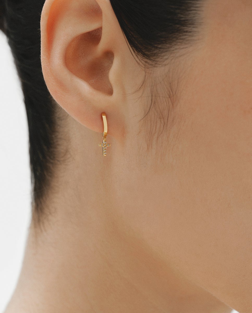 Brincos de Argola de Prata 925 Banhada em Ouro Amarelo de 18k com Topázios Brancos e Forma de Cruz Branco-2