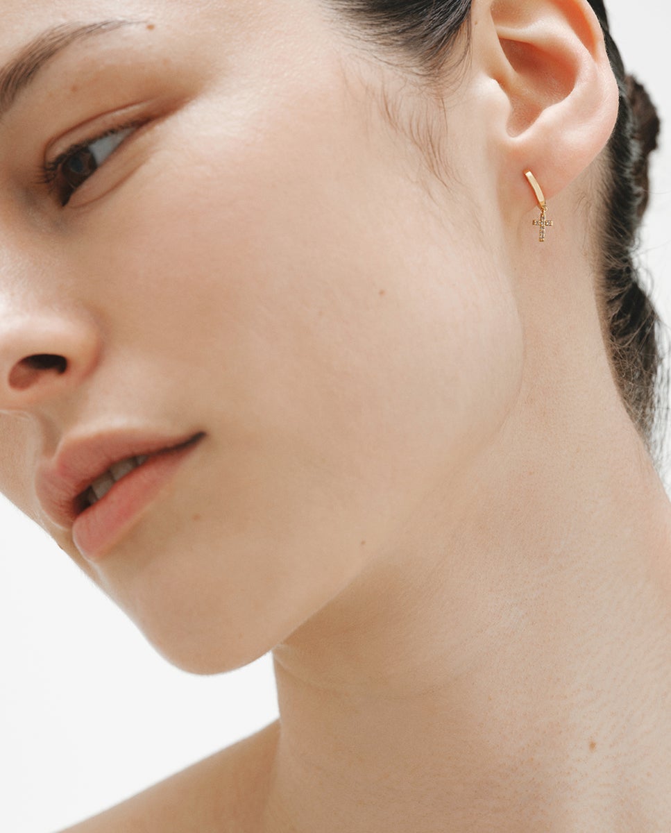 Brincos de Argola de Prata 925 Banhada em Ouro Amarelo de 18k com Topázios Brancos e Forma de Cruz Branco-4