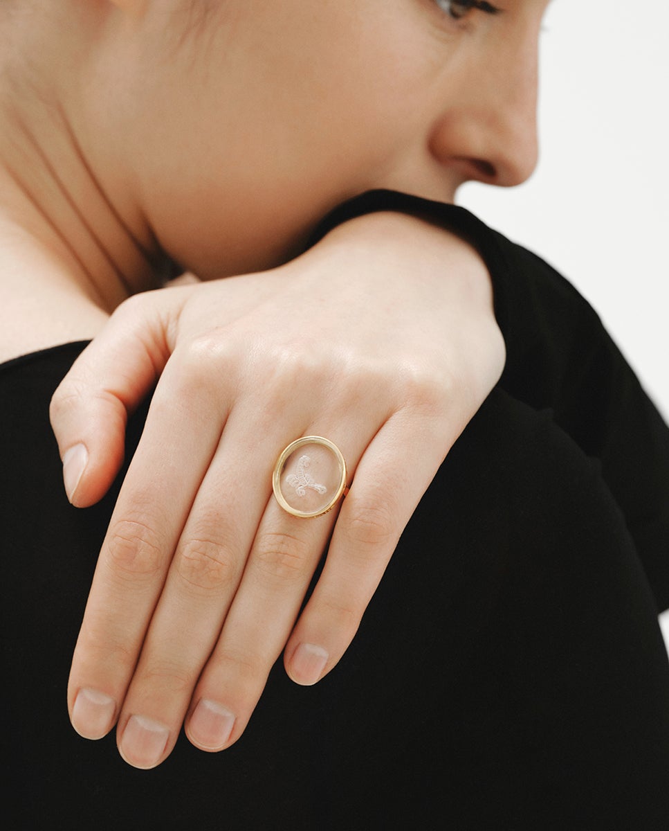 Anel Tipo Selo Escorpião de Prata 925 com Banho em Ouro Amarelo de 18k e Cristal de Rocha Transparente-2