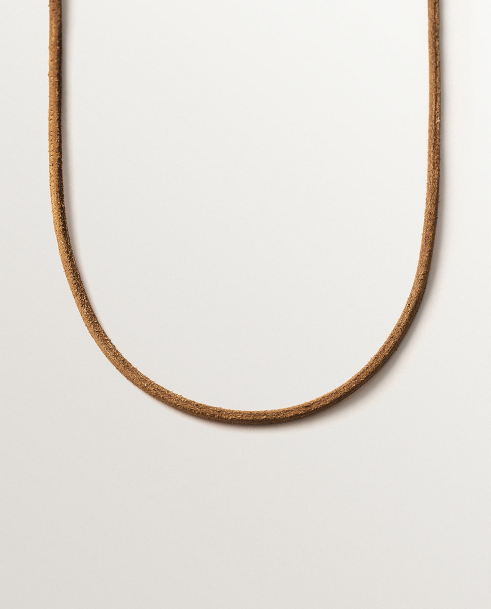 Imagem 0 de Cordel Liso de Couro em Castanho com Acabamentos em Prateado 925 Banhado em Ouro Amarelo de 18k