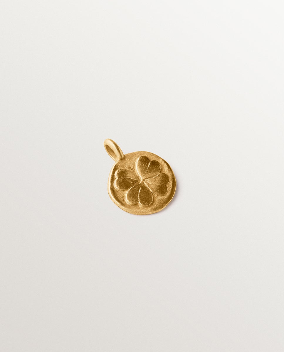 Imagem 0 de Charm Tipo Medalha de Prata 925 Banhada em Ouro Amarelo de 18k e Forma de Trevo