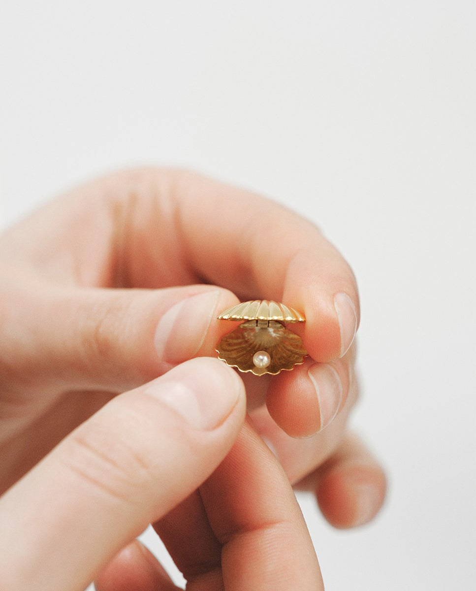 Charm de Prata 925 Banhada em Ouro Amarelo de 18k e Forma de Concha Dourado-2