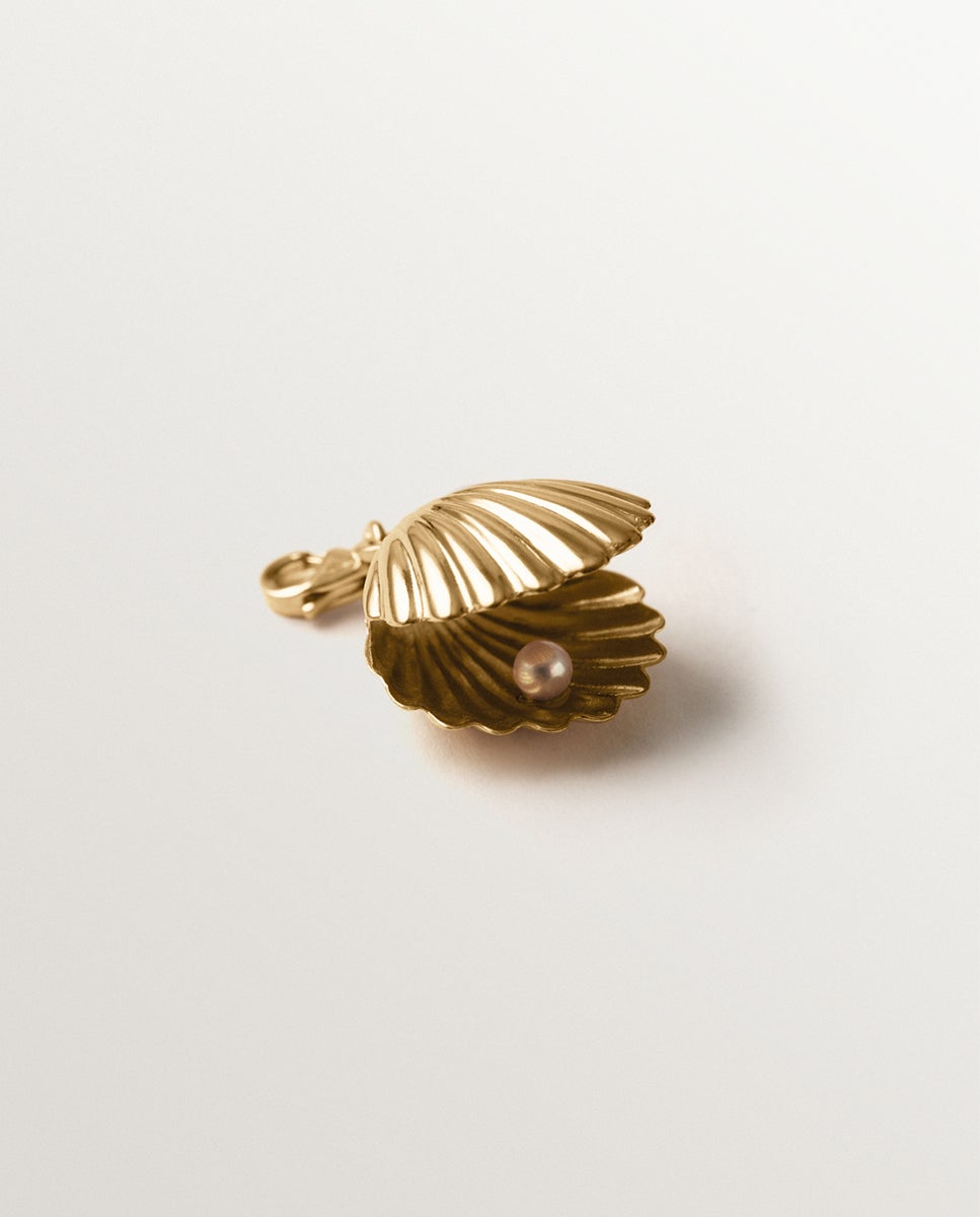Charm de Prata 925 Banhada em Ouro Amarelo de 18k e Forma de Concha Dourado-3