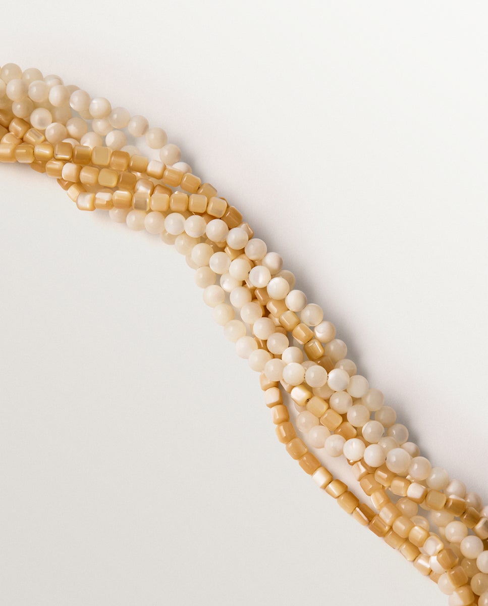 Colar Banhado em Ouro Amarelo com Bolinhas de Madrepérola e Forma de Concha com Cristais Dourado-3