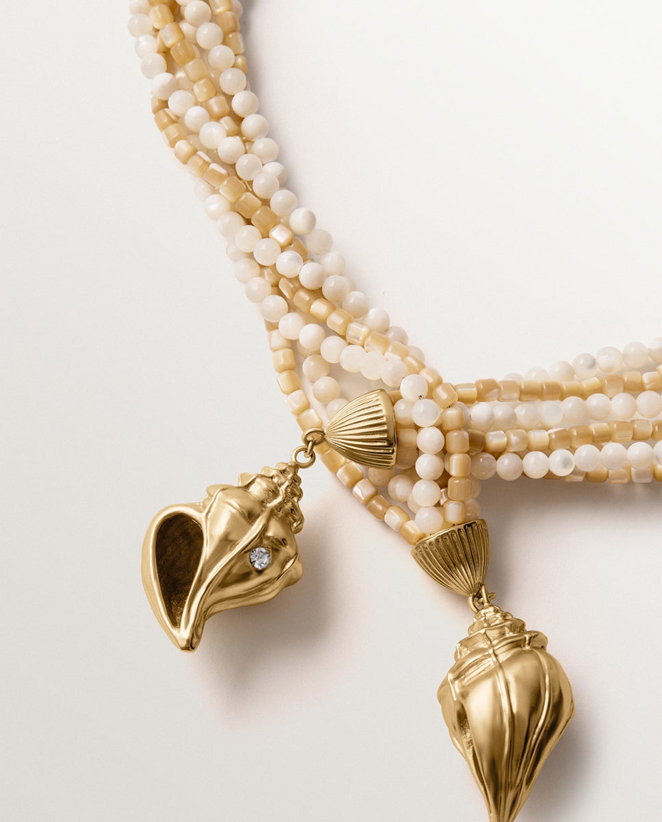 Colar Banhado em Ouro Amarelo com Bolinhas de Madrepérola e Forma de Concha com Cristais Dourado-5