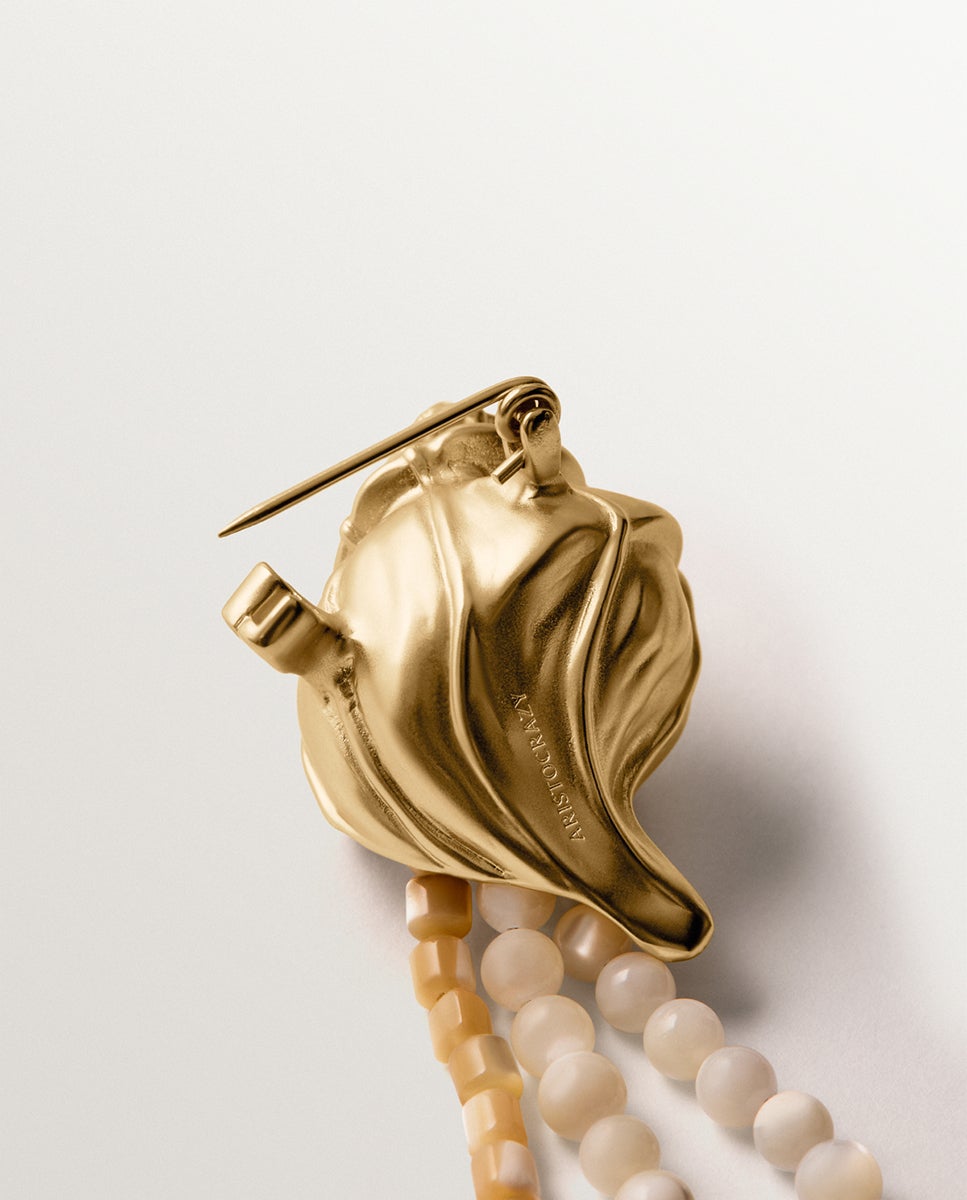 Broche Banhado em Ouro Amarelo com Bolinhas de Madrepérola e Forma de Concha com Cristais Branco-3