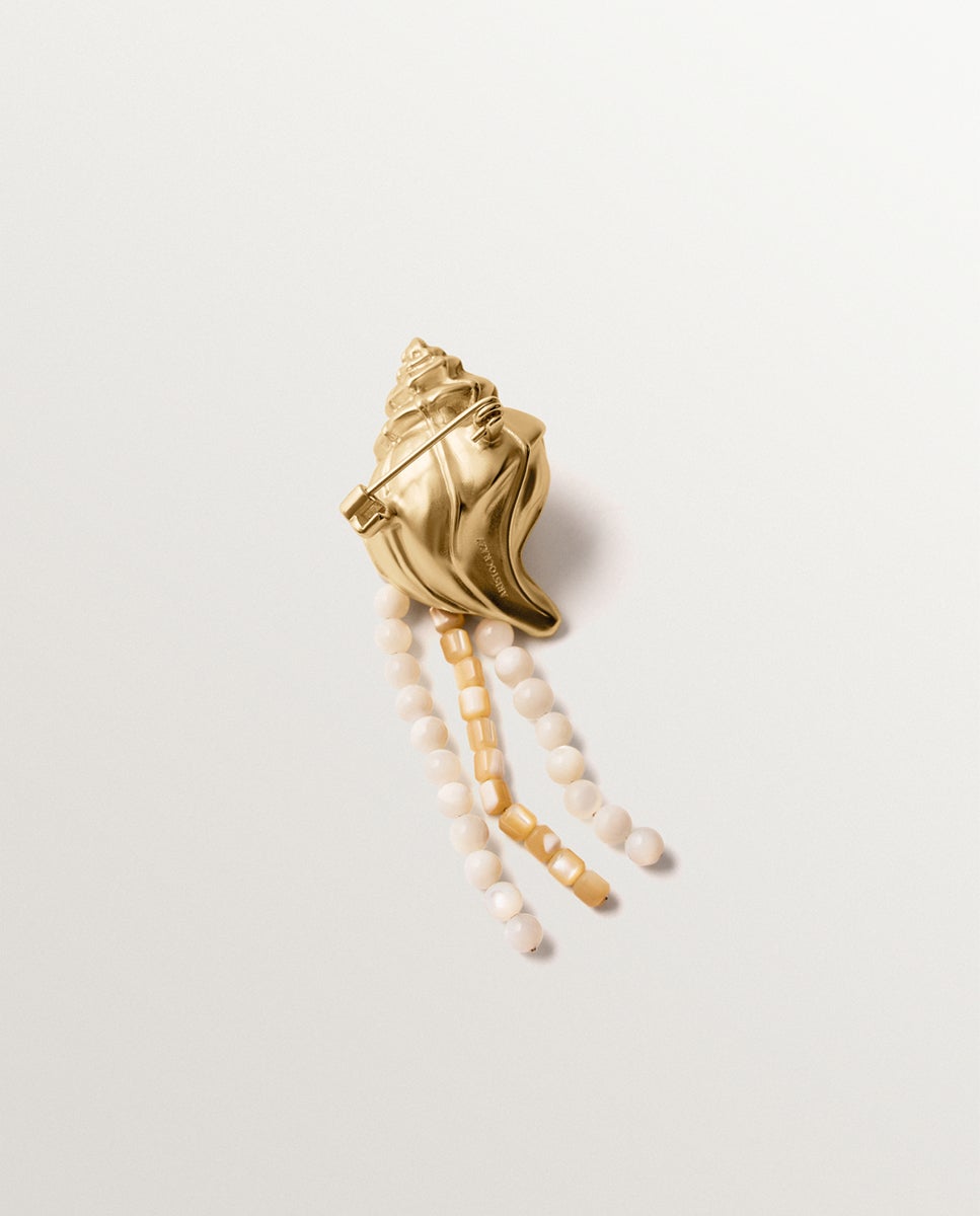 Broche Banhado em Ouro Amarelo com Bolinhas de Madrepérola e Forma de Concha com Cristais Branco-5