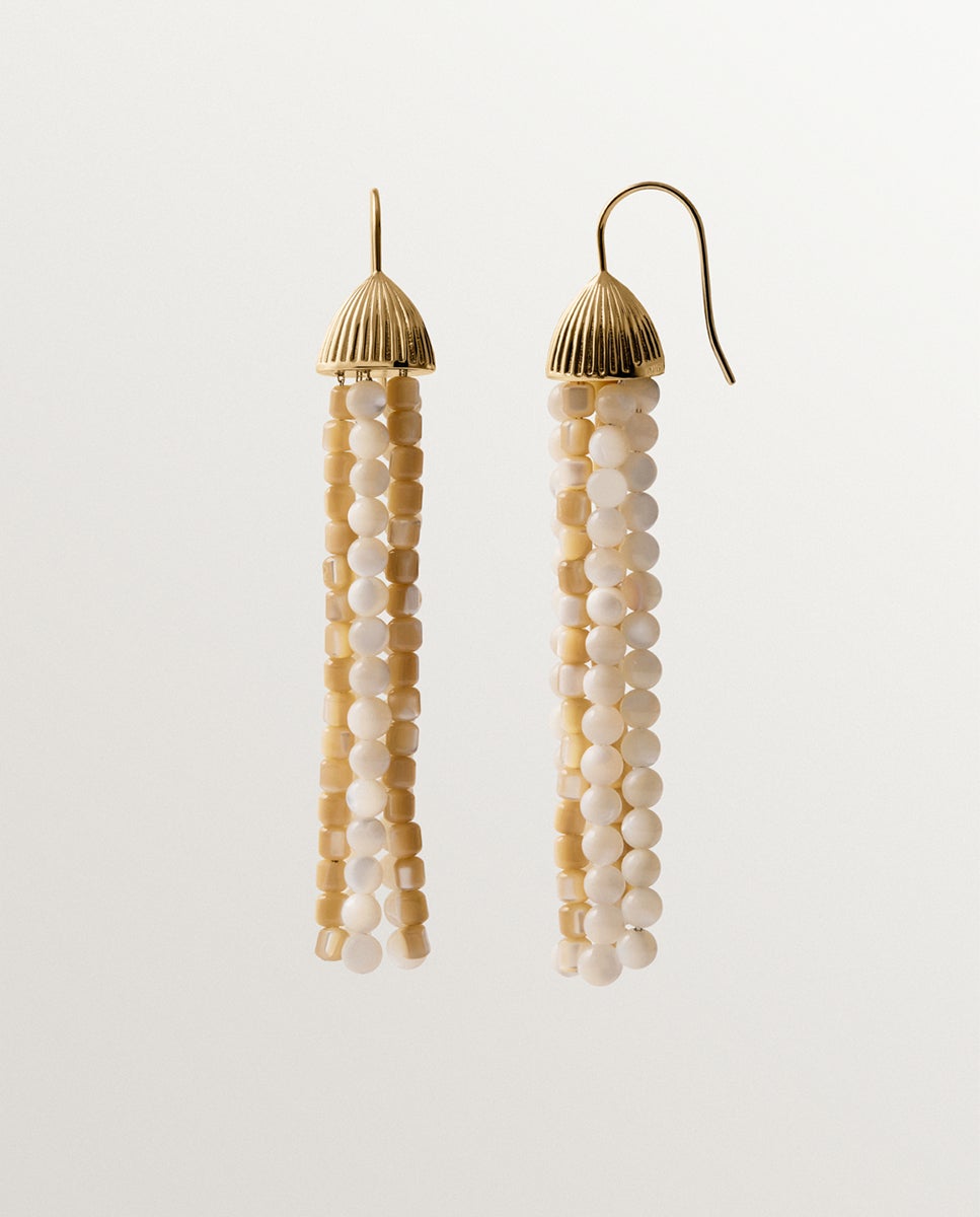 Brincos em Cascata Banhados a Ouro Amarelo com Bolinhas de Madrepérola Dourado-3