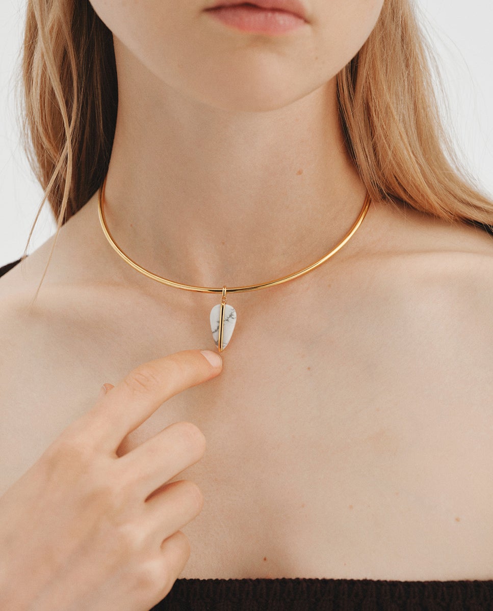 Charm de Prata 925 Banhada em Ouro Amarelo de 18k com Howlita Dourado-2