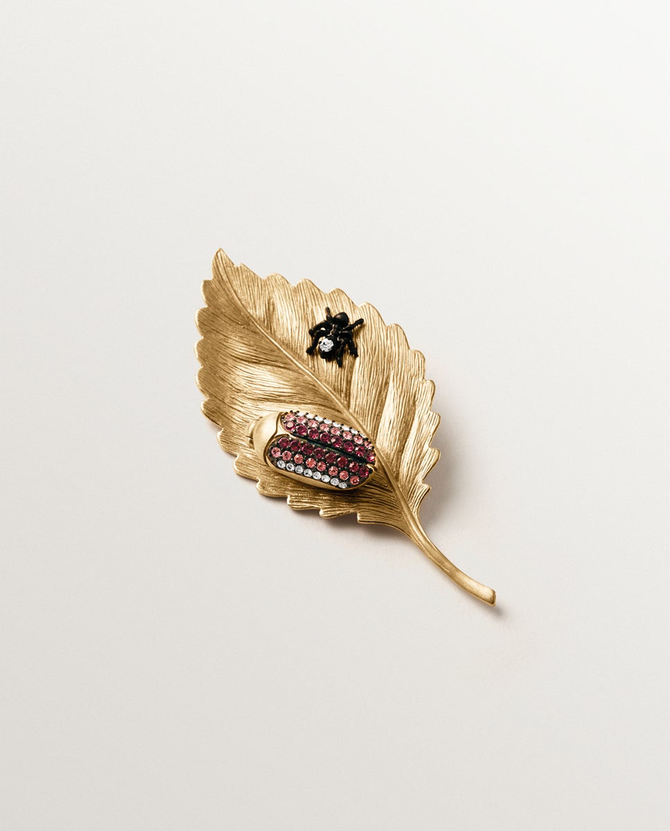 Imagem 0 de Broche-charm Banhado em Ouro Amarelo com Cristais e Forma de Folha e Insetos