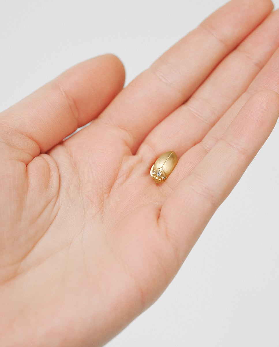 Pin Banhado a Ouro Amarelo com Cristal e Forma de Escaravelho Transparente-2